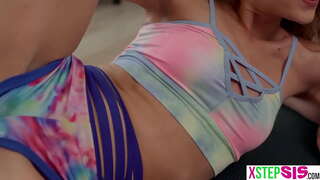 Piccolo passo sorella e il suo stretto amico aveva stepbro ottenere un inaspettato boner per loro