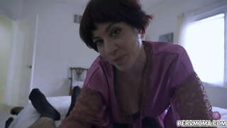 ���වට කාලයක් අම්මේ ජෙසිකා රයන් ගනී ඇගේ හෙල්මට් උරා ඔහුගේ තරුණ ඩික්