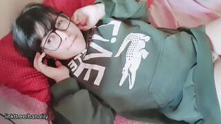 ���िशोरों की लड़की उसे बिल्ली को छू