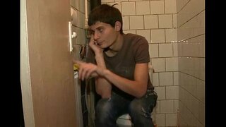 Illa ludit, cum magna dick de puero