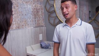 ���ियना काली उसके दोस्त बंद के साथ उसकी माँ की ब्रा!