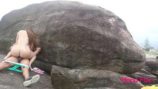 Pornohviezdu Manu Fox análny sex bez kondómu na verejné pláže